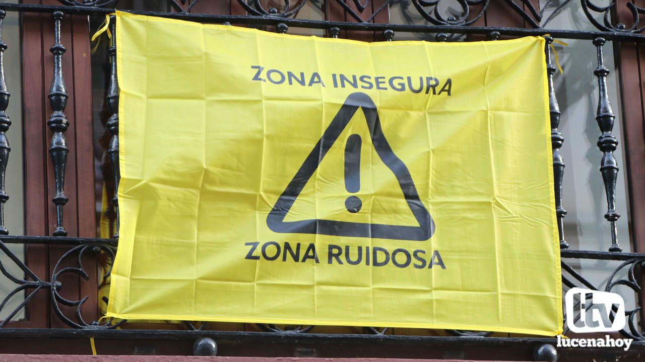  Una de las pancartas instaladas en los balcones del centro de la ciudad por la asociación 
