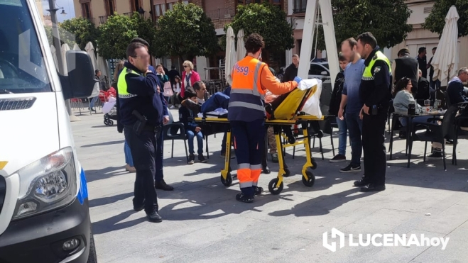 Los servicios sanitarios trasladan a una de las personas atendidas en la Plaza Nueva