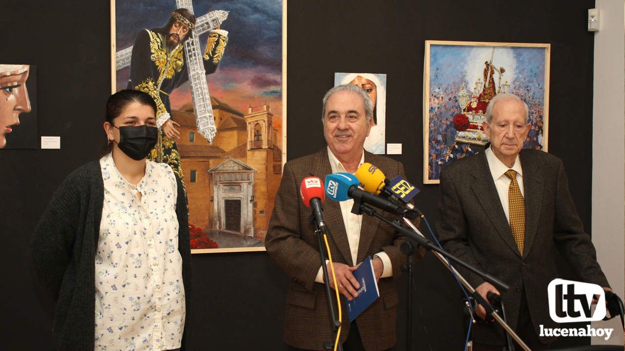  Un momento de la inauguración de la exposición de Manuel Roldán. Al fondo algunos de los cuadros expuestos 