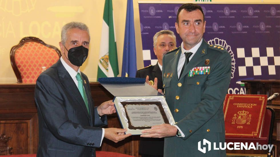  Juan Pérez entrega la placa a Juan Carretero, coronel jefe de la Comandancia de la Guardia Civil de Córdoba. 