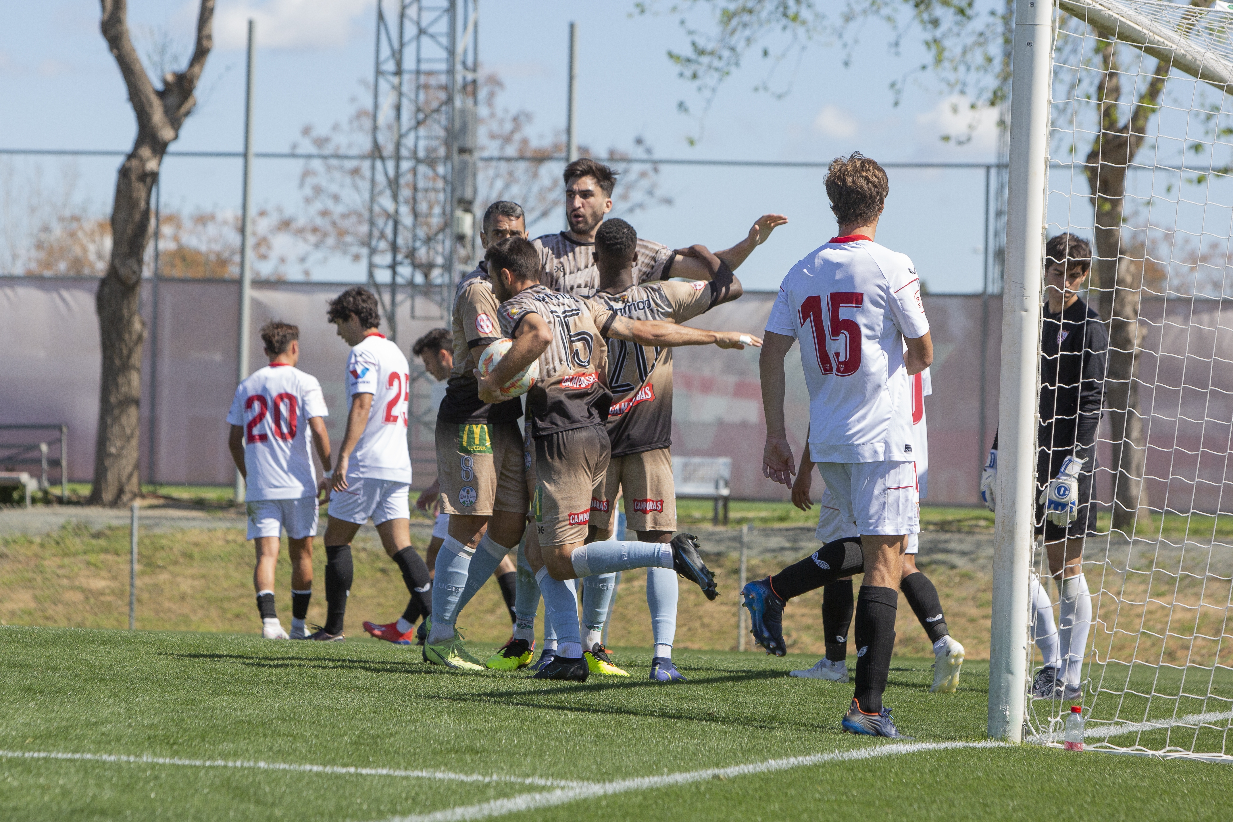 Los jugadores del Ciudad de Lucena celebran el gol conseguido por 'Chucky'