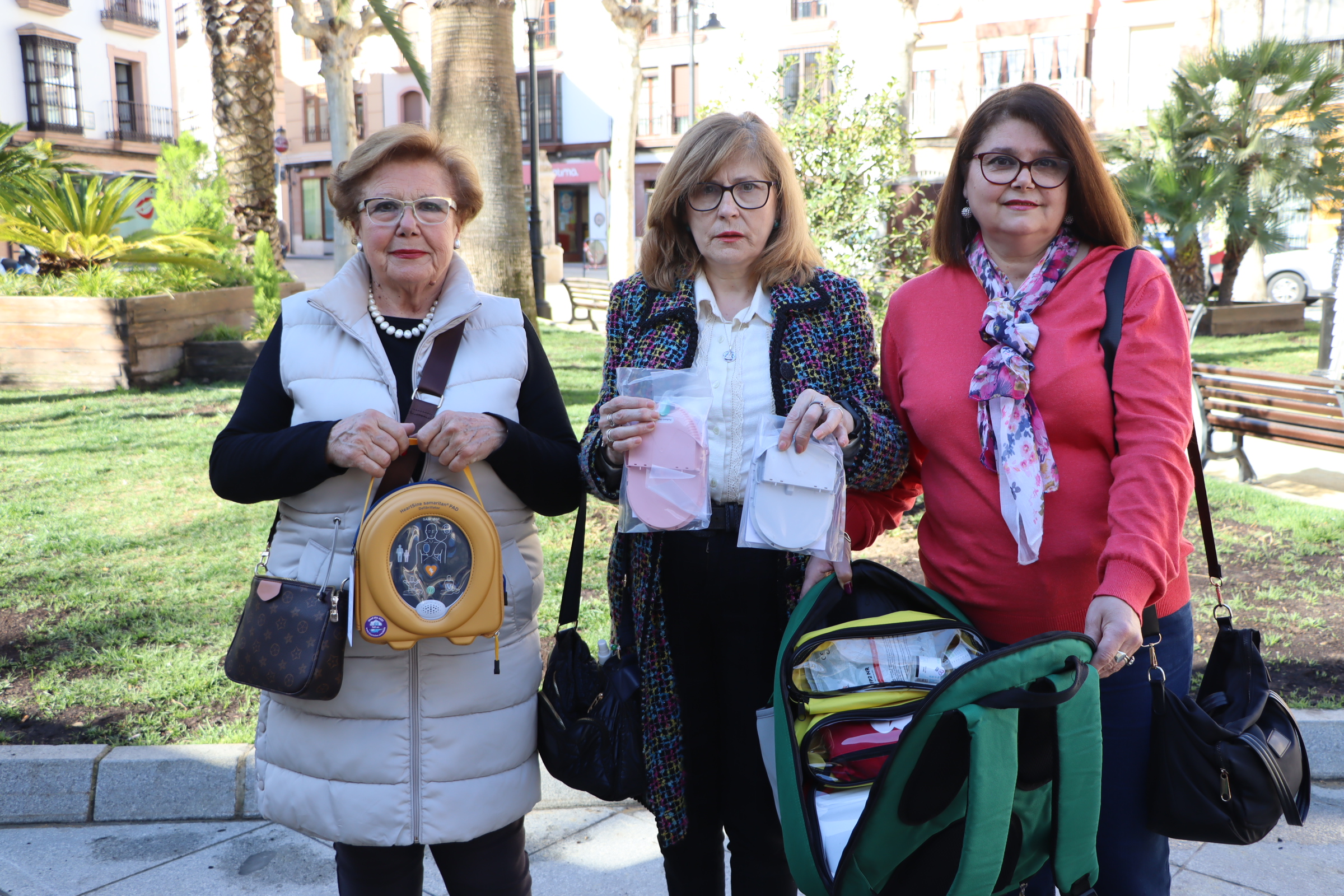 Componentes de Voluntarias Activas por la Salud han presentado hoy el desfibrilador