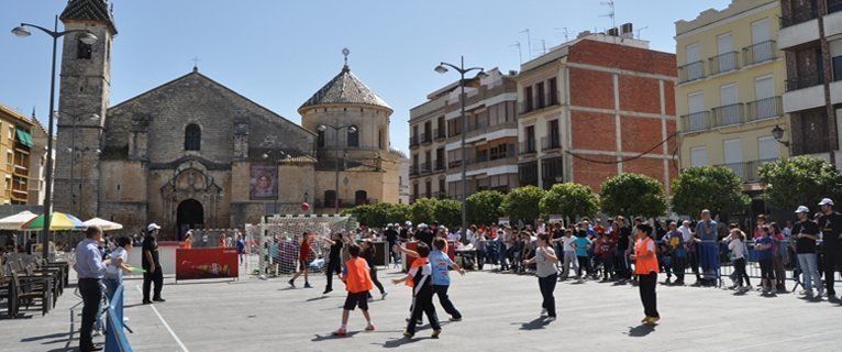  Más de cien niños disfrutan del balonmano en la Plaza Nueva 