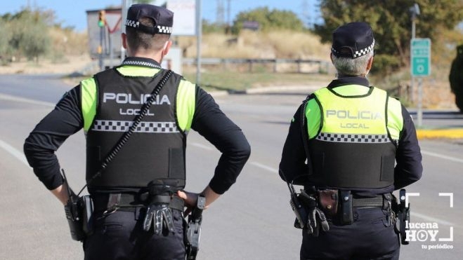 Dos agentes de la policía local durante un control cerca del lugar donde se ha producido el accidente, en el carril de entrada a Lucena desde la A331. Archivo