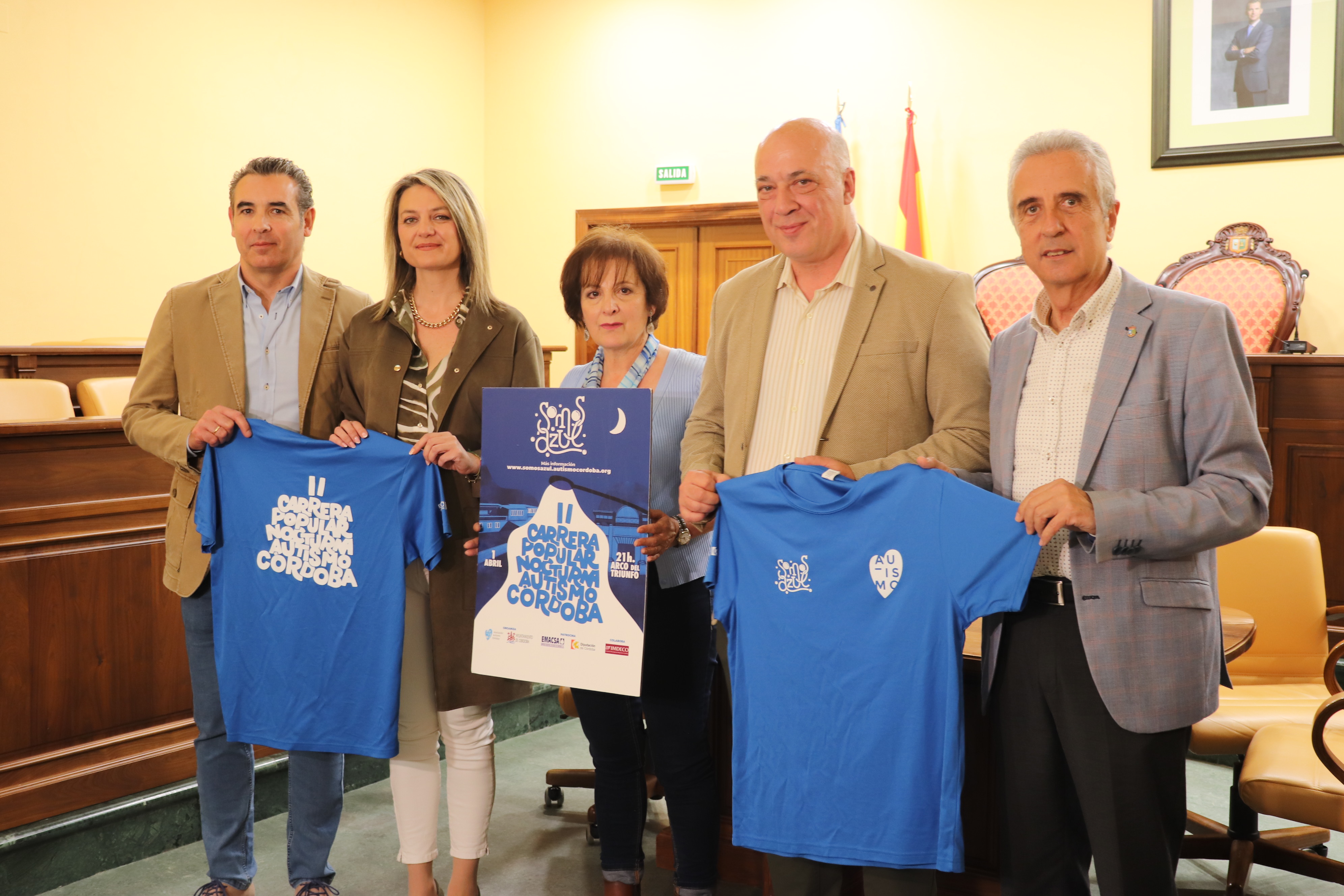 Autoridades y miembros de Autismo Córdoba durante la presentación carrera Somos Azul 