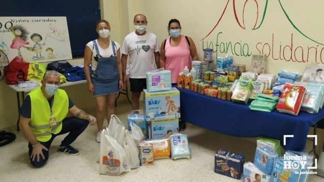 Miembros de Infancia Solidaria durante una campaña de recogida de material infantil en 2020. Archivo