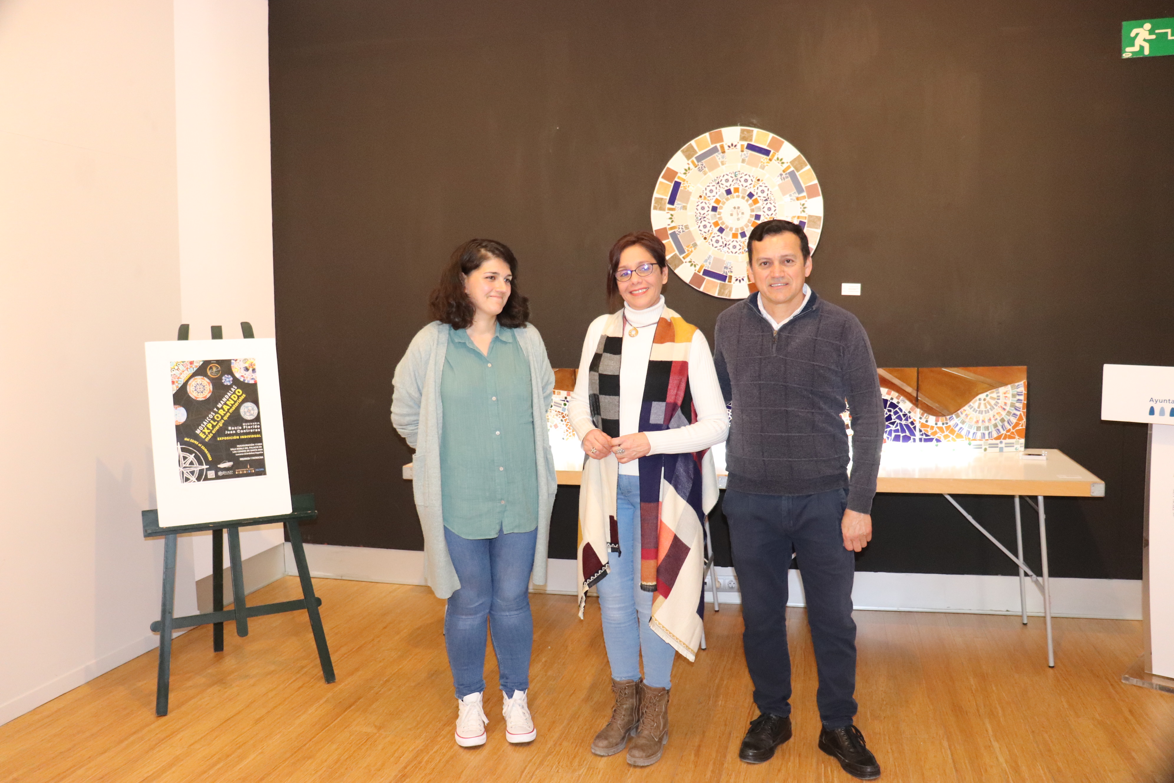Mamen Beato junto a los autores de la exposición "Mosaicos y mandalas"