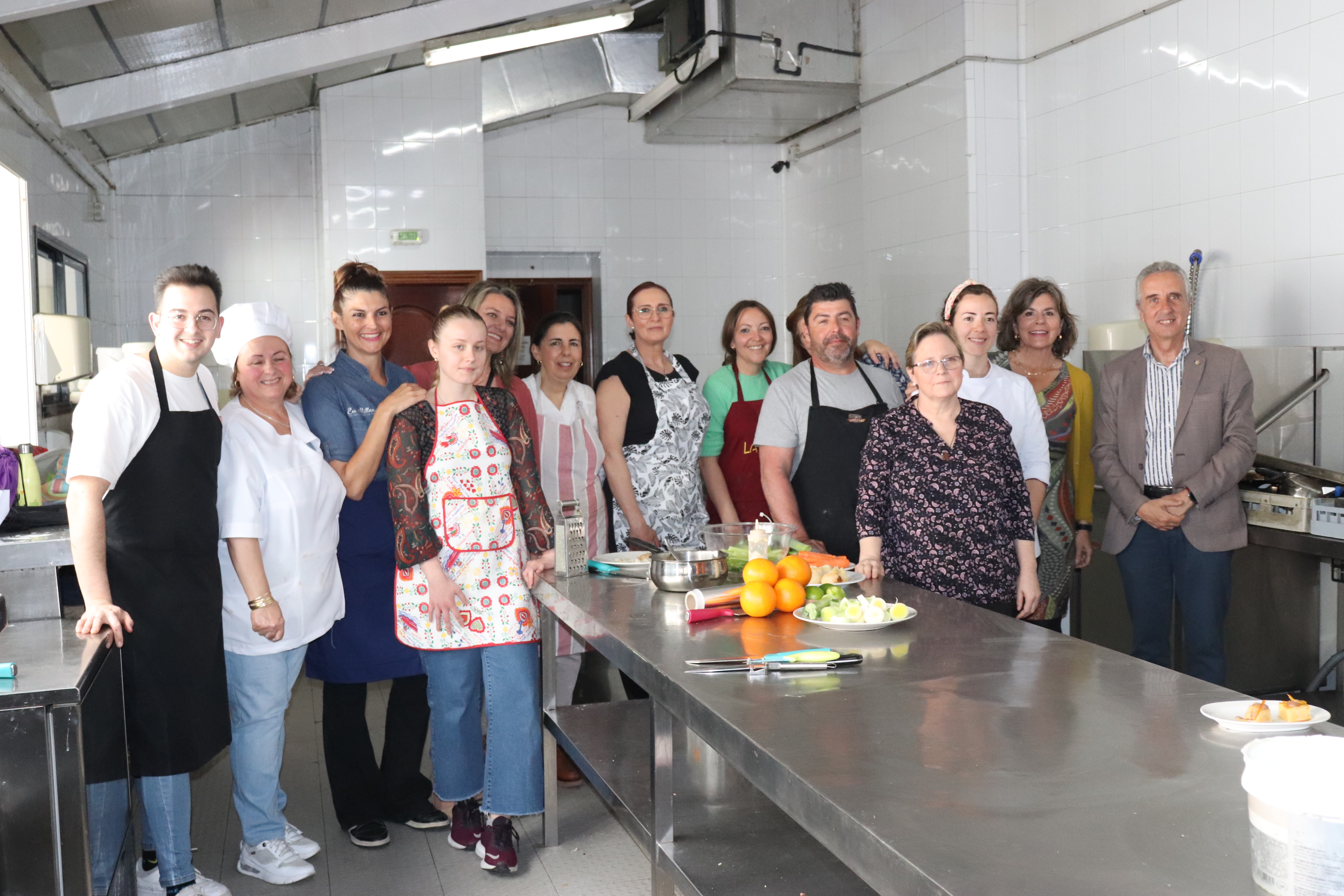 Participantes del taller "Cocinando igualdad" con Eva Millán