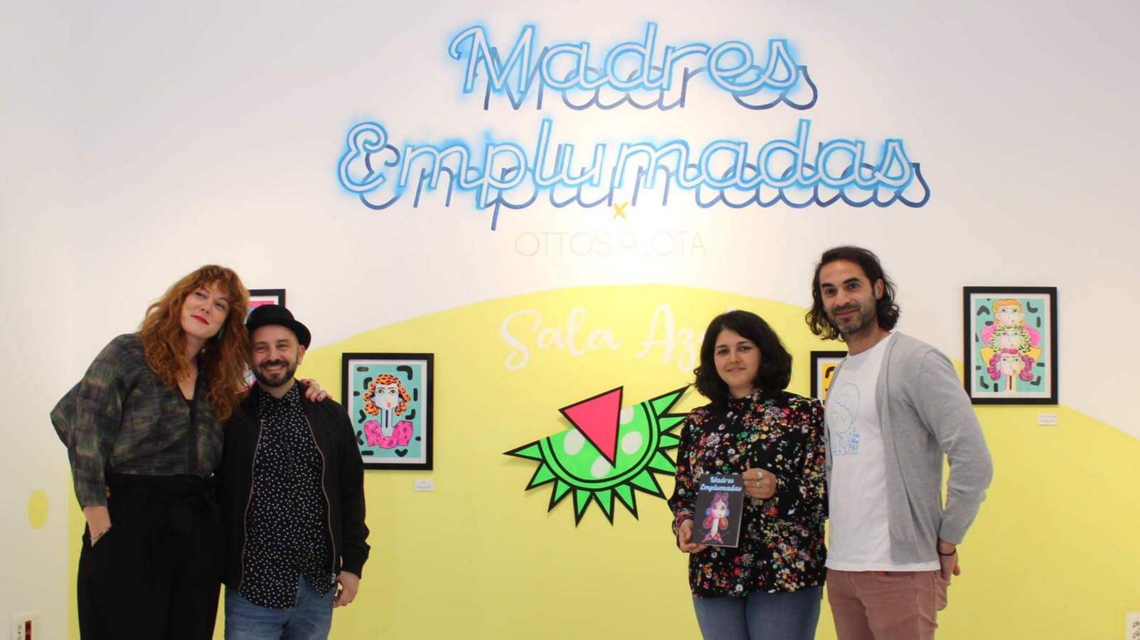  Otto y Luana junto a Mamen Beato y Jorge Torres en la presentación de la exposición "Madres emplumadas". 