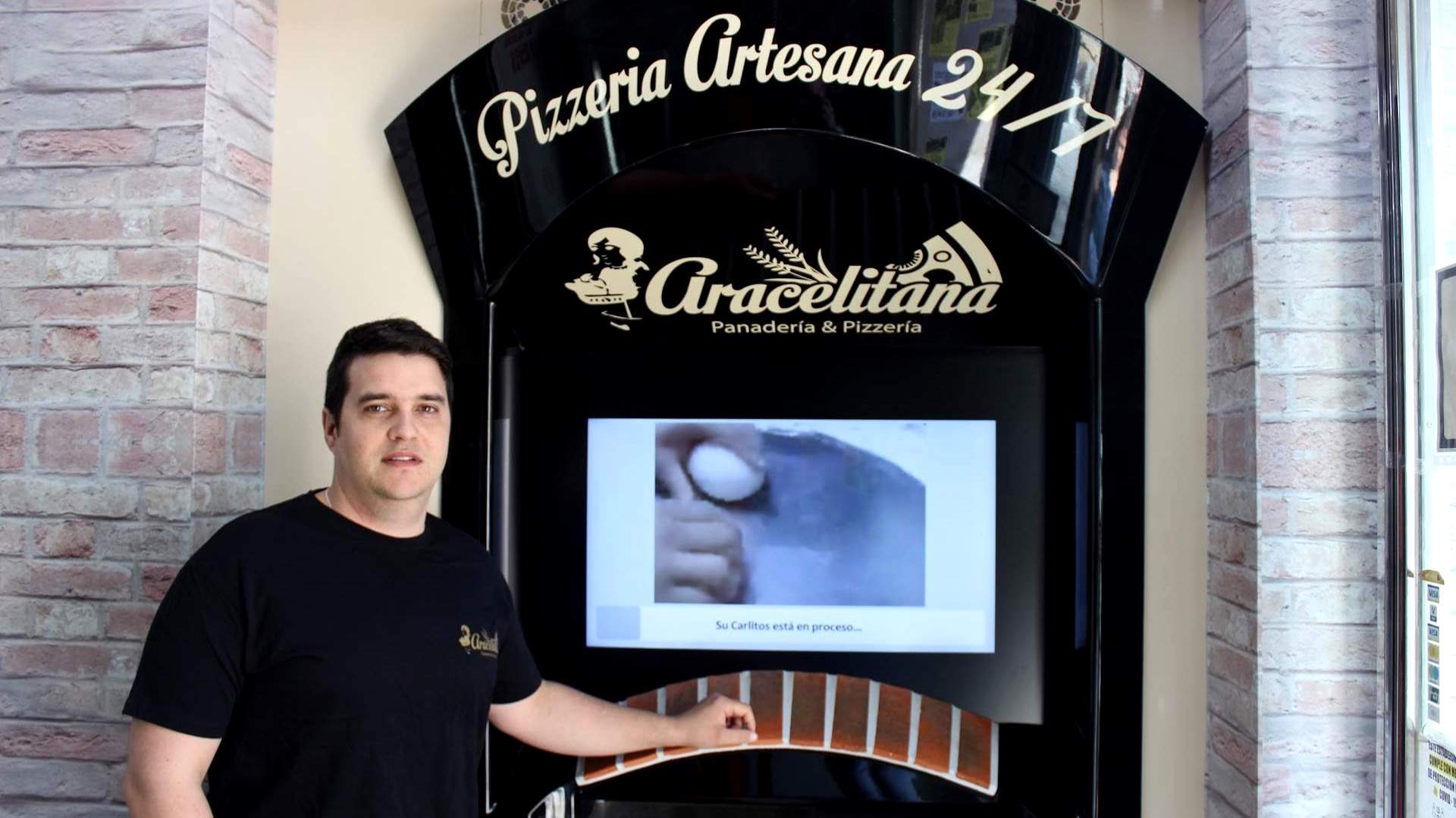  Juan Jesús Guardeño junto a la máquina expendedora de pizzas de Panadería-Pizzería Aracelitana 