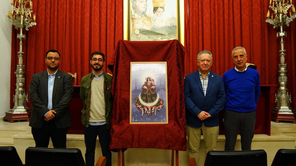 Juan Manuel Osuna, Manuel Espejo, Juan Pérez y Rafael Ramírez junto al cartel anunciador