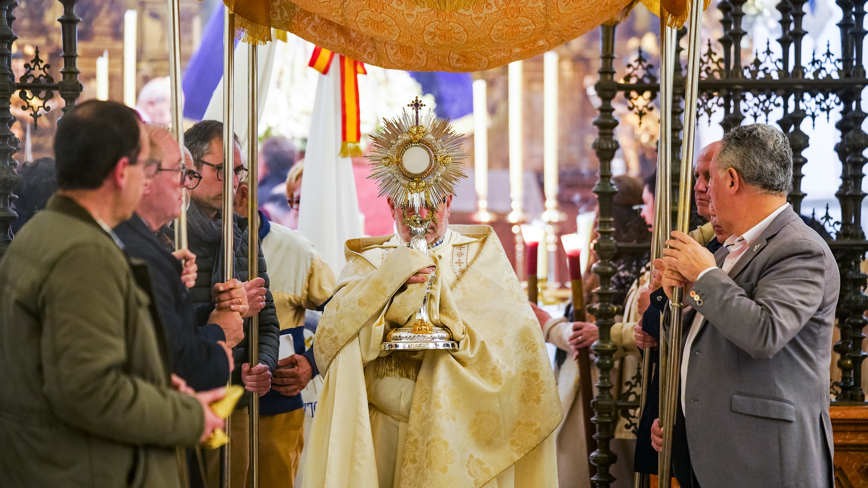 Procesión del Stmo. Sacramento y la Virgen de Araceli por el entorno del Santuario