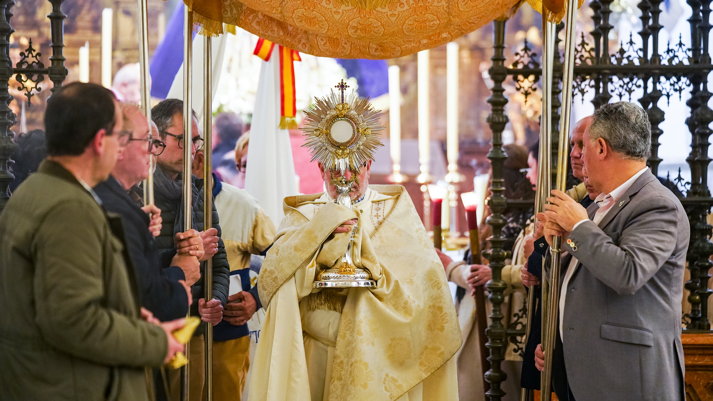 Procesión del Stmo. Sacramento y la Virgen de Araceli por el entorno del Santuario Procesión del Stmo. Sacramento y la Virgen de Araceli por el entorno del Santuario