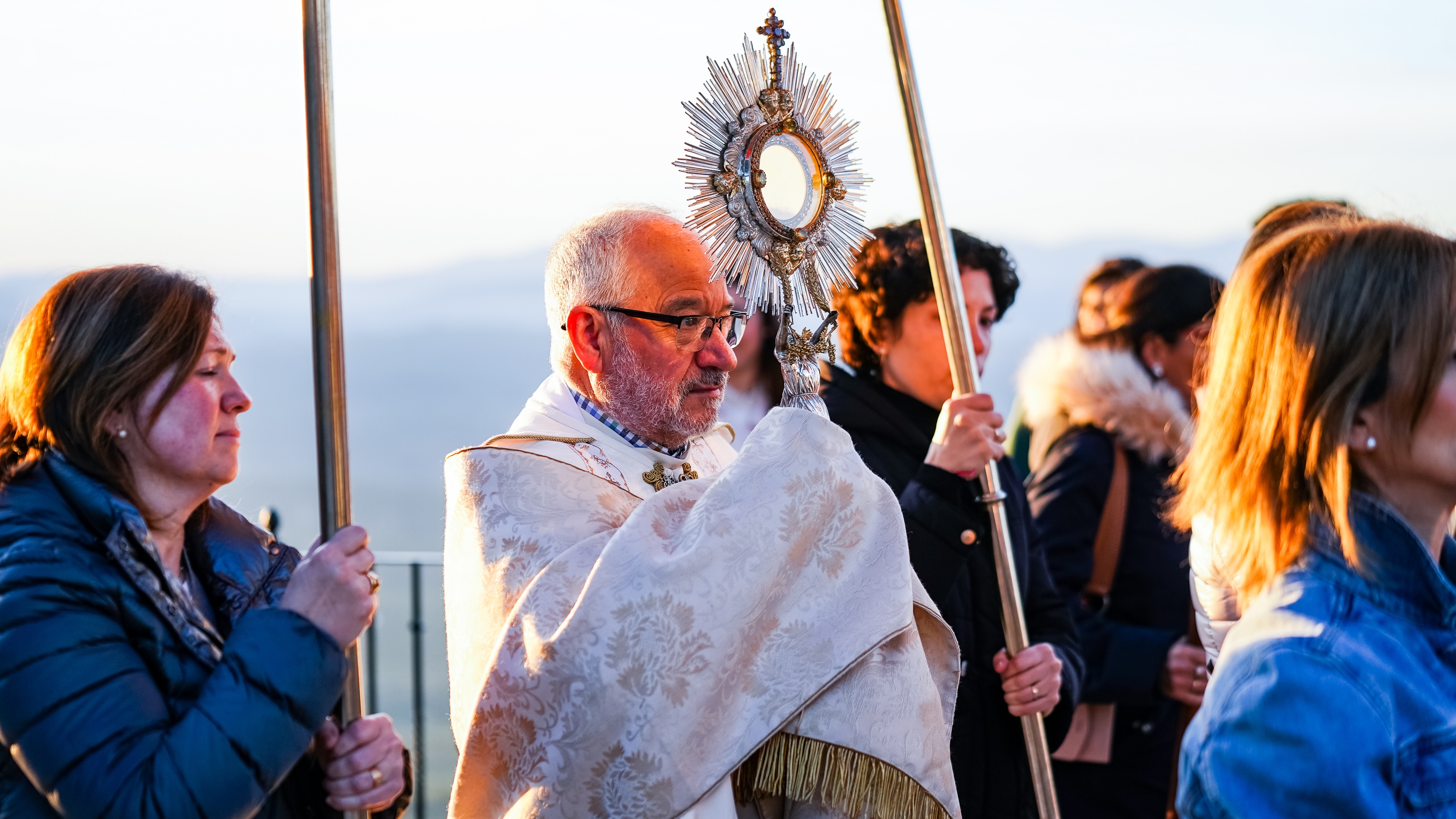 Procesión del Stmo. Sacramento y la Virgen de Araceli por el entorno del Santuario