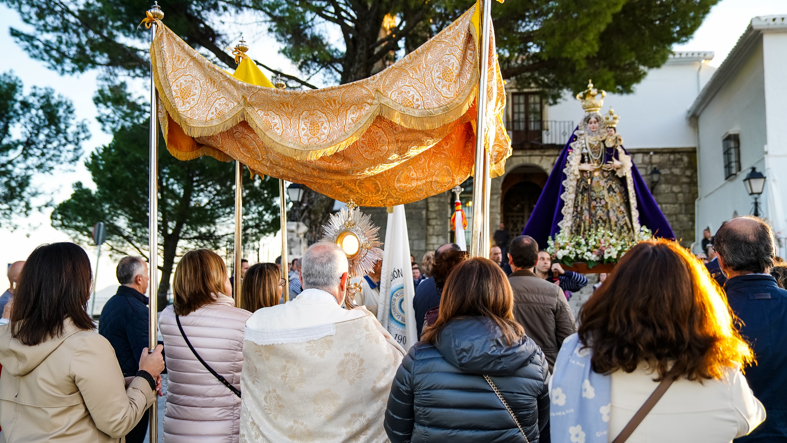 Procesión del Stmo. Sacramento y la Virgen de Araceli por el entorno del Santuario