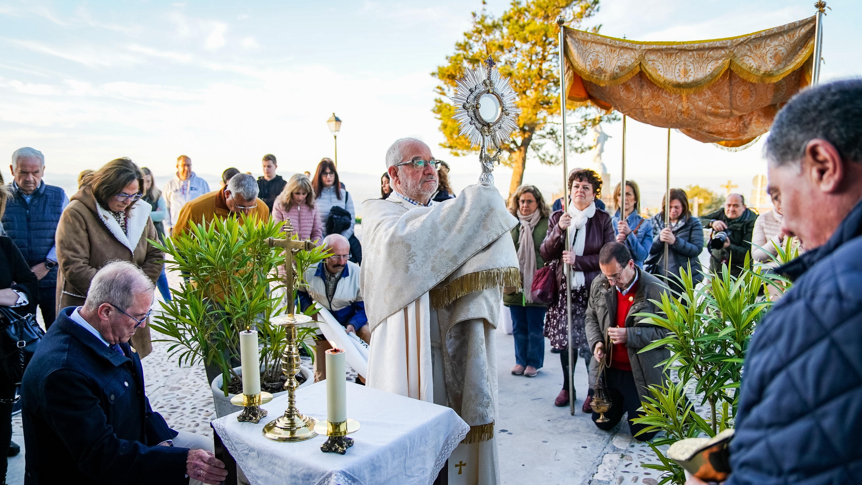 Procesión del Stmo. Sacramento y la Virgen de Araceli por el entorno del Santuario