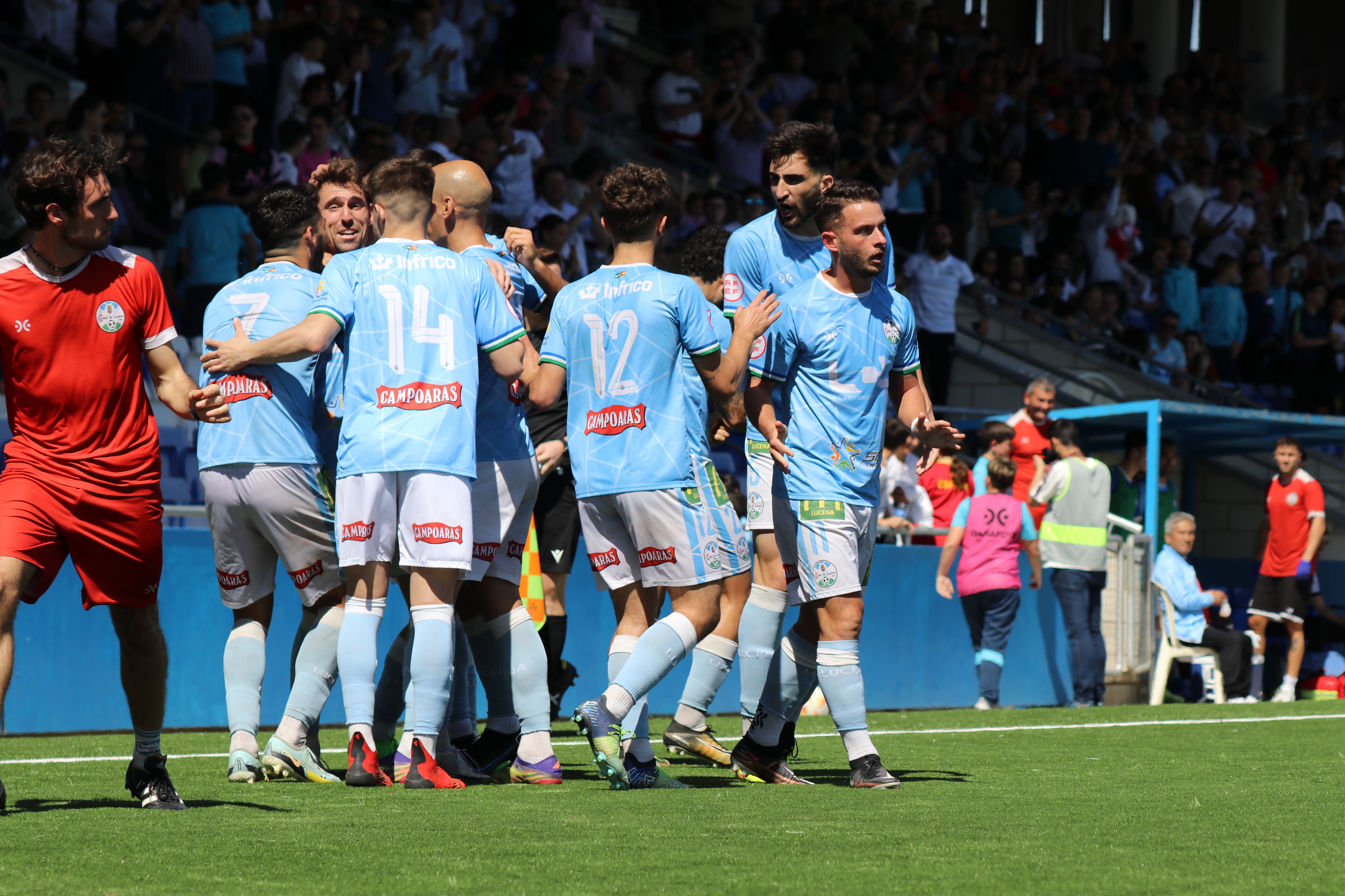 Los jugadores del Ciudad de Lucena festejan el segundo gol