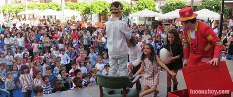  Multitudinaria participación en la 'Tarde de Libros' de la Plaza Nueva (fotos y vídeo) 