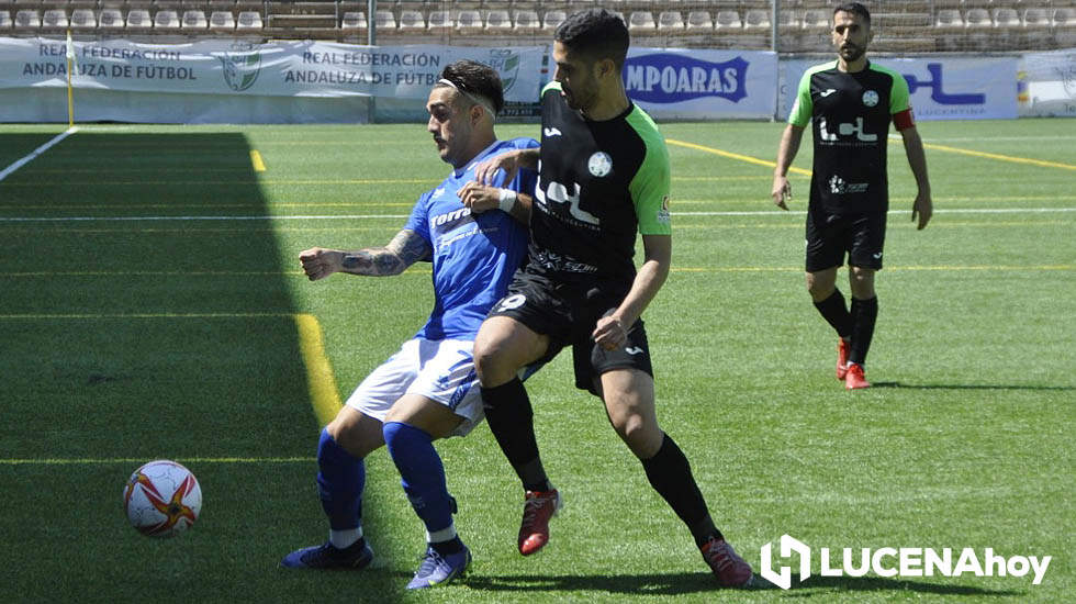  Pugna por el balón entre jugadores del Ciudad de Lucena y Xerez CD 