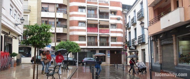  Bomberos y policía rescatan a una anciana tras fallecer su hija mientras la cuidaba 