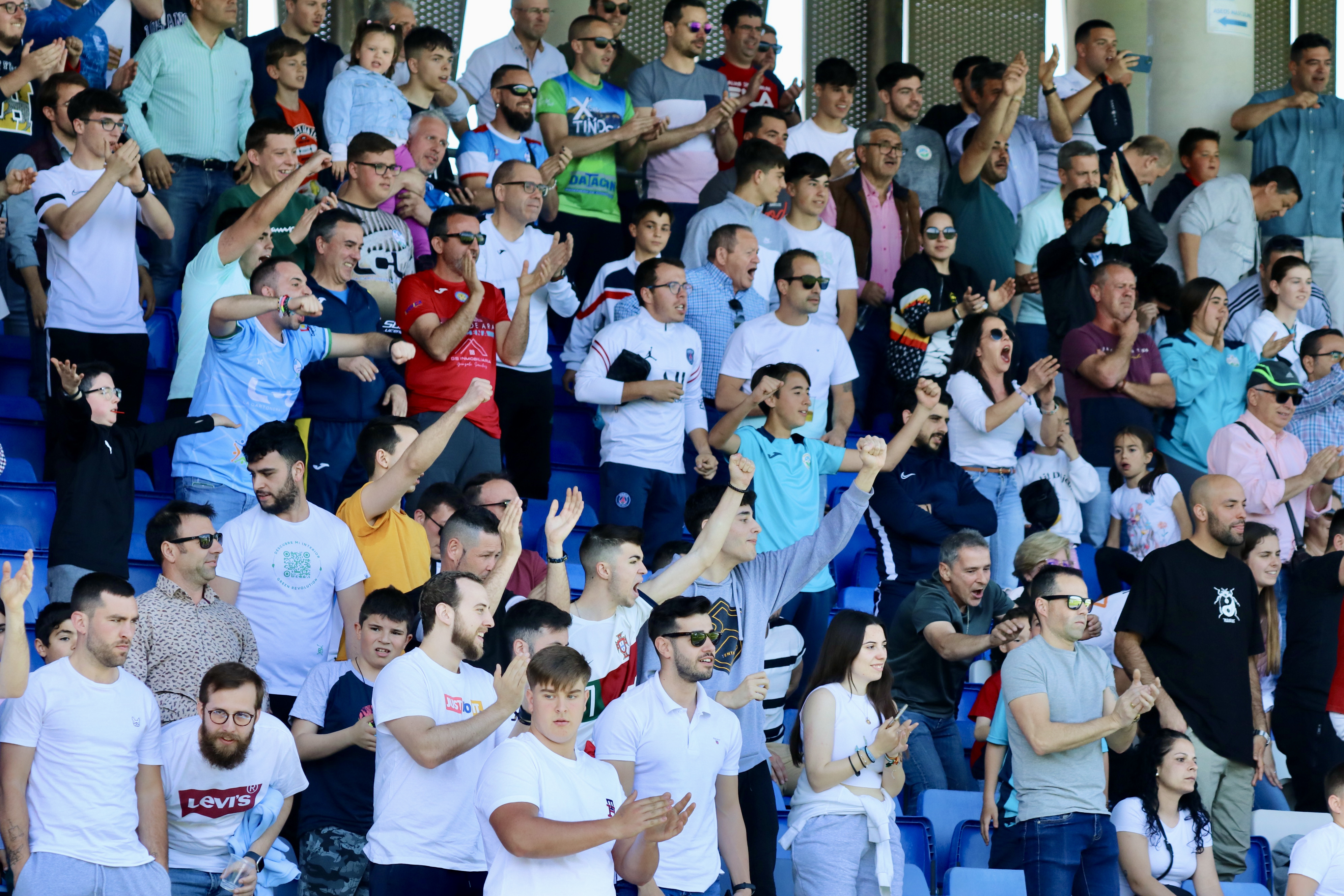 Afición del CD Ciudad de Lucena en un partido de esta pasada temporada