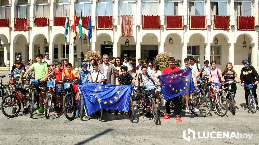  Grupos de escolares que han participado en esta actividad junto al alcalde, Juan Pérez, y la edil responsable del programa Edusi, Teresa Alonso 