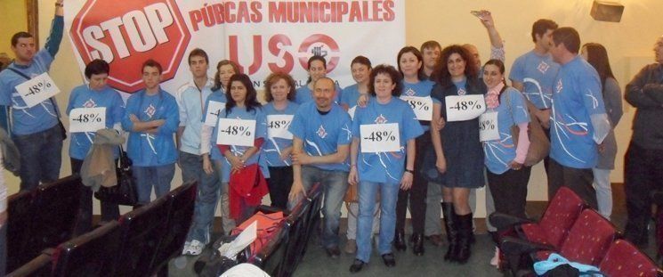  Trabajadores de las piscinas manifestándose en el pleno en 2011 