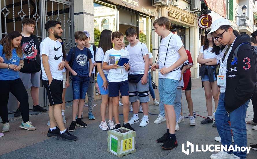 GALERÍA: Alumnos de los distintos centros educativos de Lucena celebran con una jornada lúdica en la Plaza Nueva el Día de la Paz