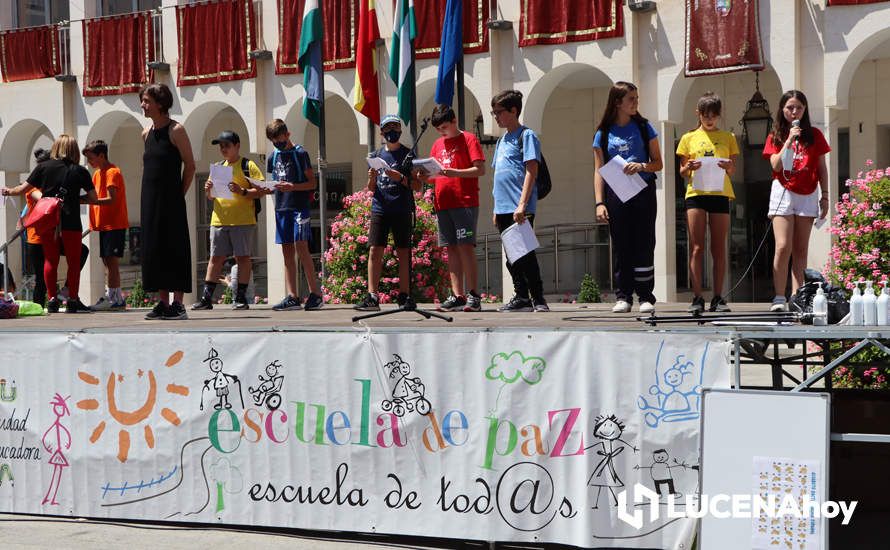GALERÍA: Alumnos de los distintos centros educativos de Lucena celebran con una jornada lúdica en la Plaza Nueva el Día de la Paz