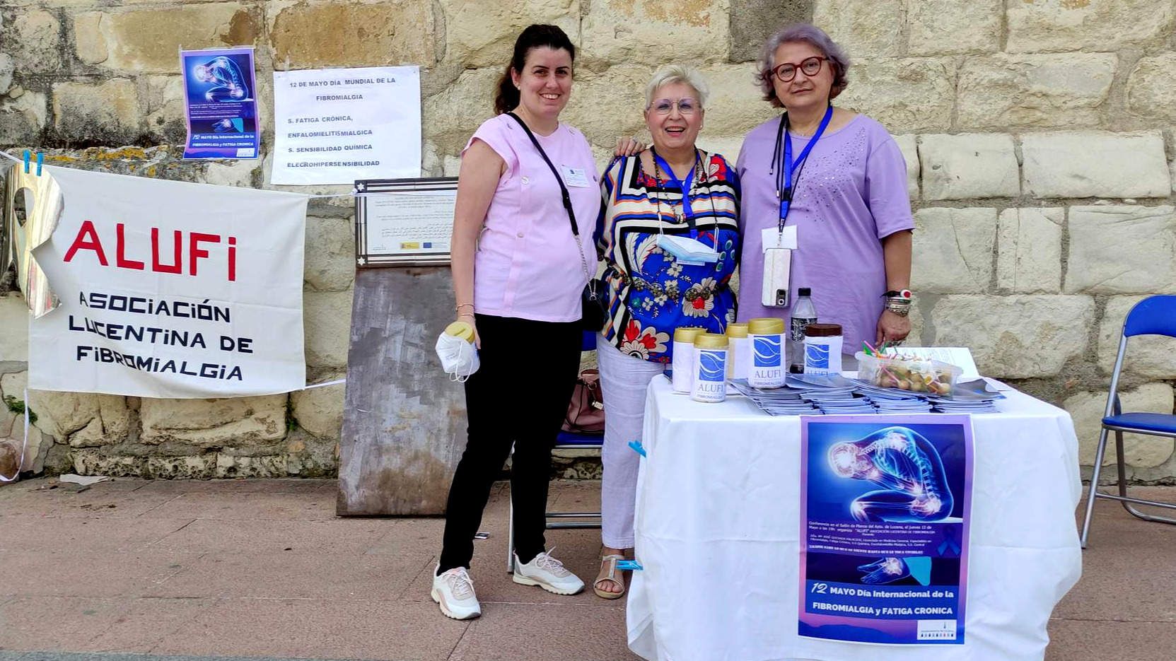  Integrantes de ALUFI en la mesa informativa instalada en la Plaza Nueva 