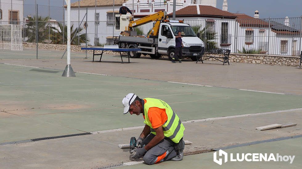  Trabajadores de mantenimiento y electricidad esta mañana en las pistas deportivas de la calle Los almendros 