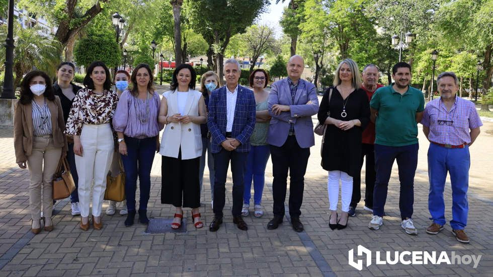  Isabel Ambrosio y Rafi Crispín junto a miembros del PSOE de Lucena, esta mañana en el Paseo de Rojas 