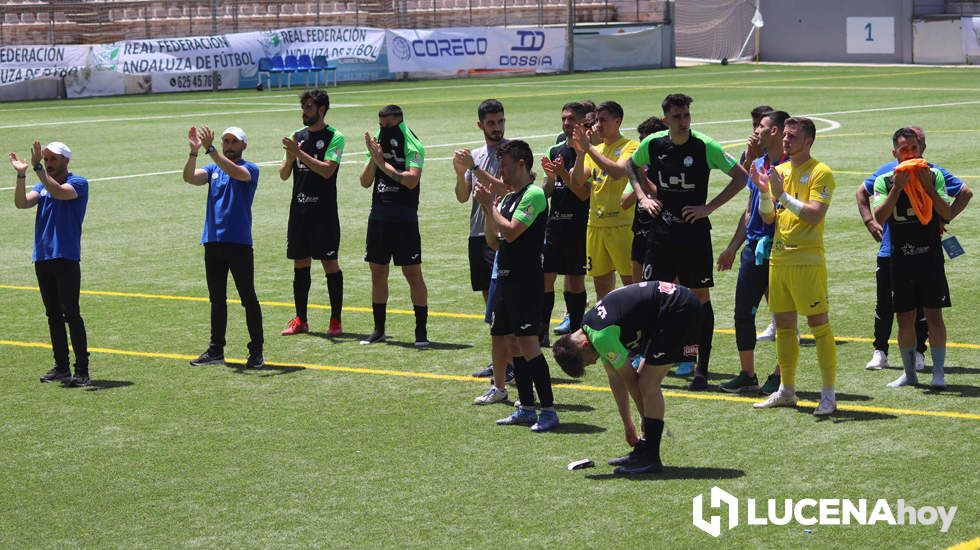  La plantilla del Ciudad de Lucena saluda, abatida, a los aficionados que se desplazaron hasta Estepona este domingo 