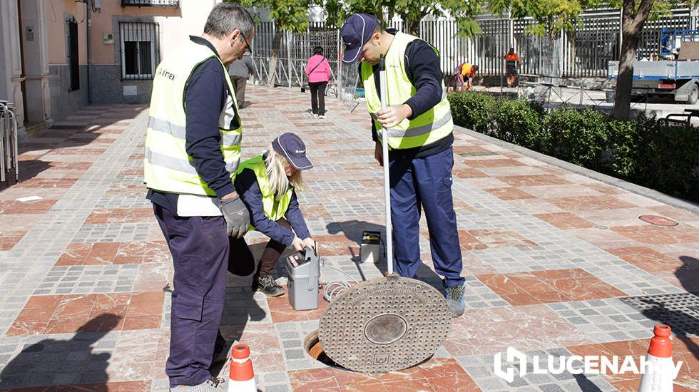 Operarios trabajan en el control de plagas en la red de alcantarillado