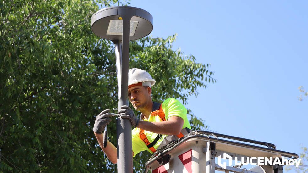  Un operario municipal sustituye una luminaria en la zona de Santa Teresa y San Jorge 