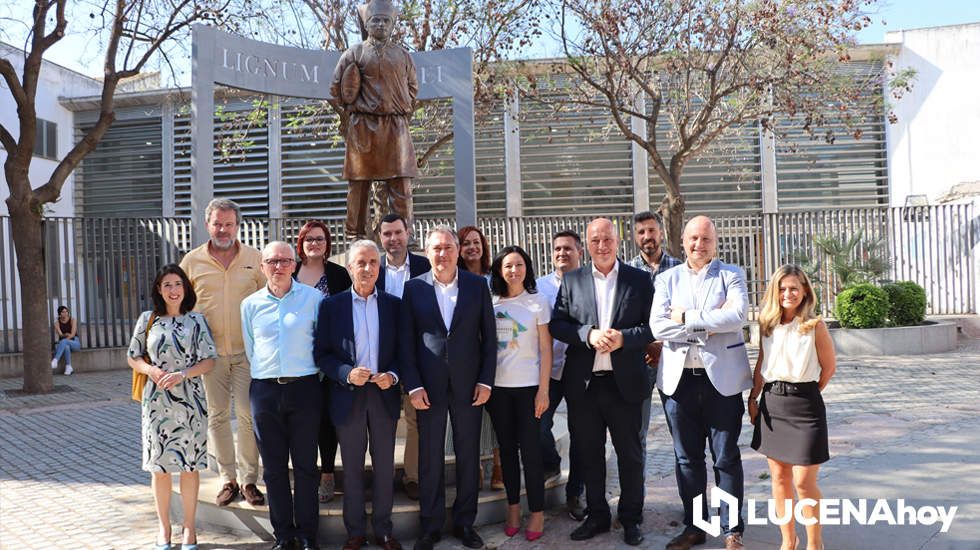  Juan Espadas junto a Juan Pérez, Rafi Crespín, Antonio Ruiz y miembros del PSOE local y de varias localidades de la Subbética 