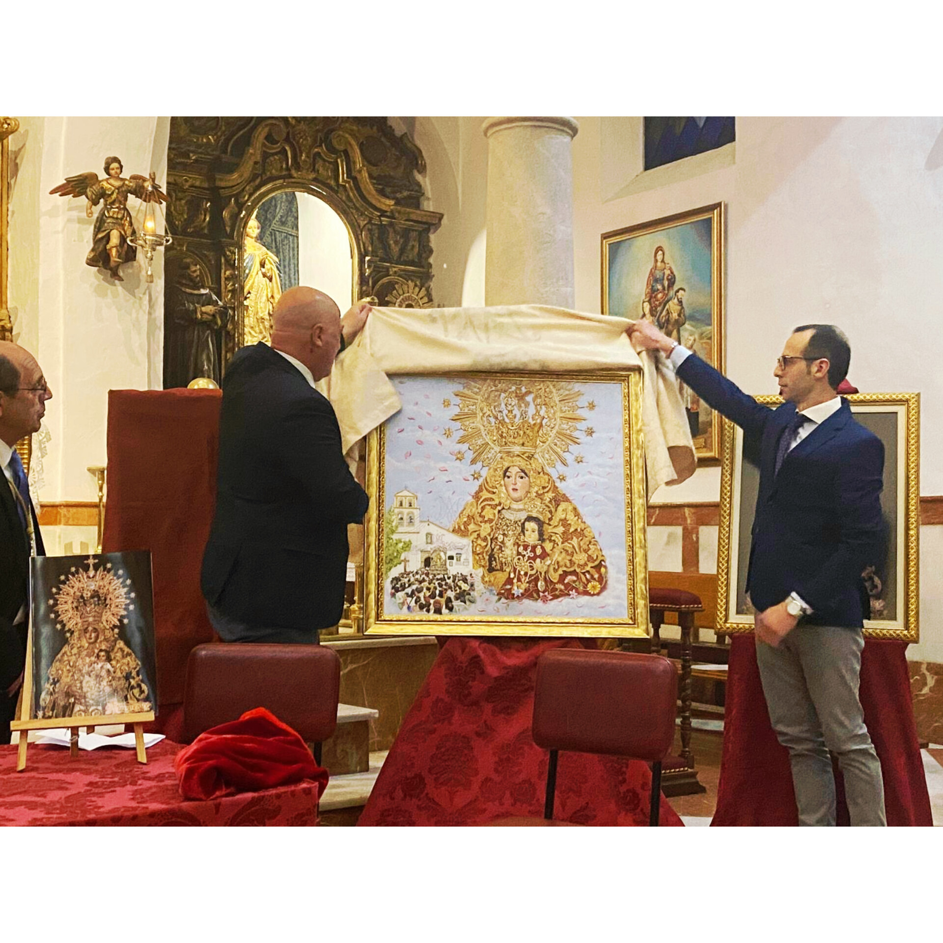 Daniel Botella y el alcalde de Rute, Antonio Ruiz, descubren la pintura que será reproducida como cartel de las Fiestas de la Virgen de la Cabeza de Rute