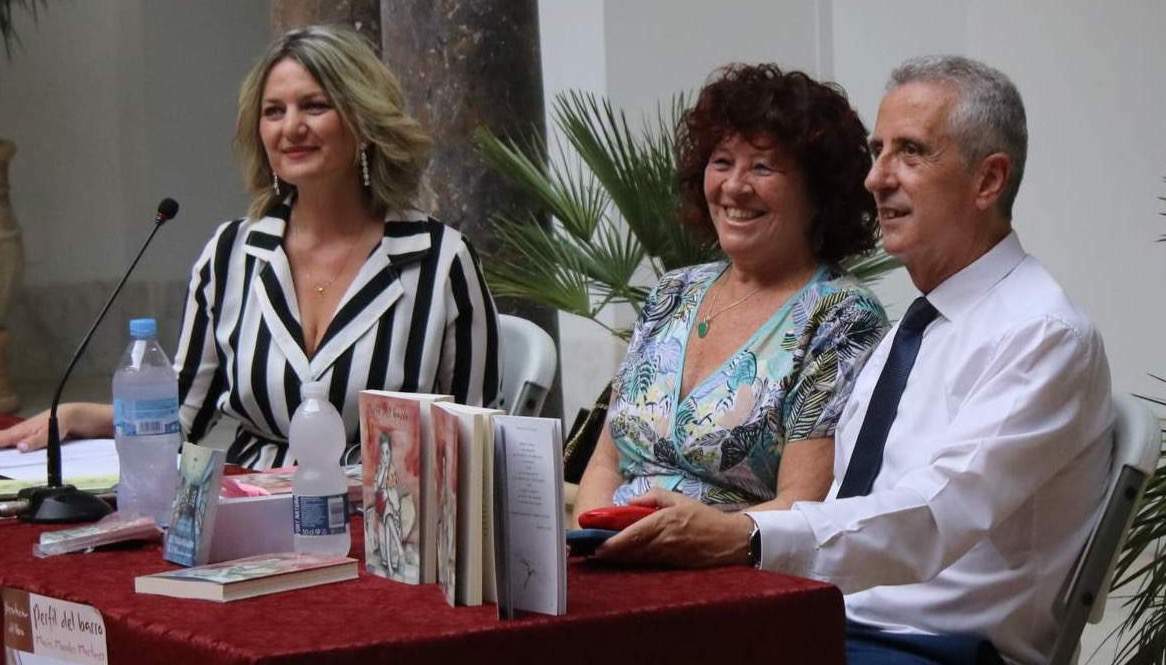  Carmen Gallardo, Marisi Morales y Juan Pérez en la presentación de ‘Perfil del barro’ 