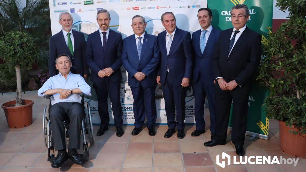  El Consejero de Hacienda, Juan Bravo, junto a los galardonados: Juan Sáez Cebrián, Joaquín López Jiménez y Juan Torres Tenllado y sus presentadores en el acto 