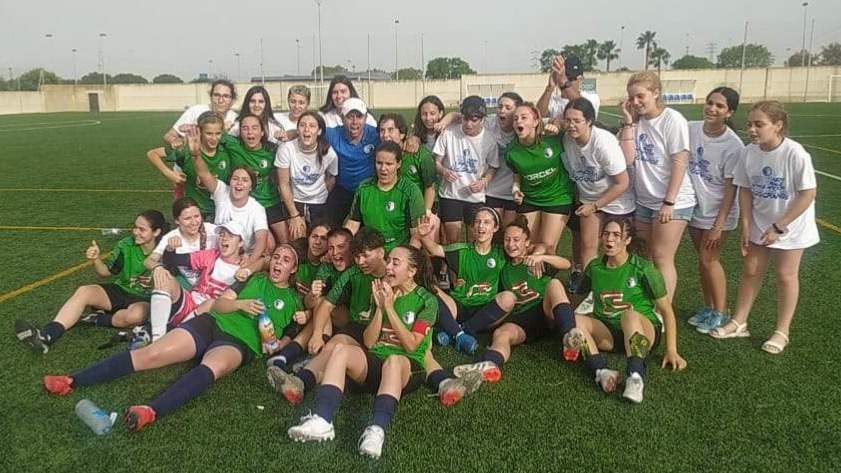  La plantilla celebra su ascenso al término del encuentro 