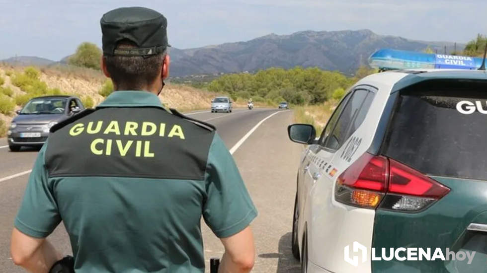  Una patrulla de la Guardia Civil en una carretera. Archivo 