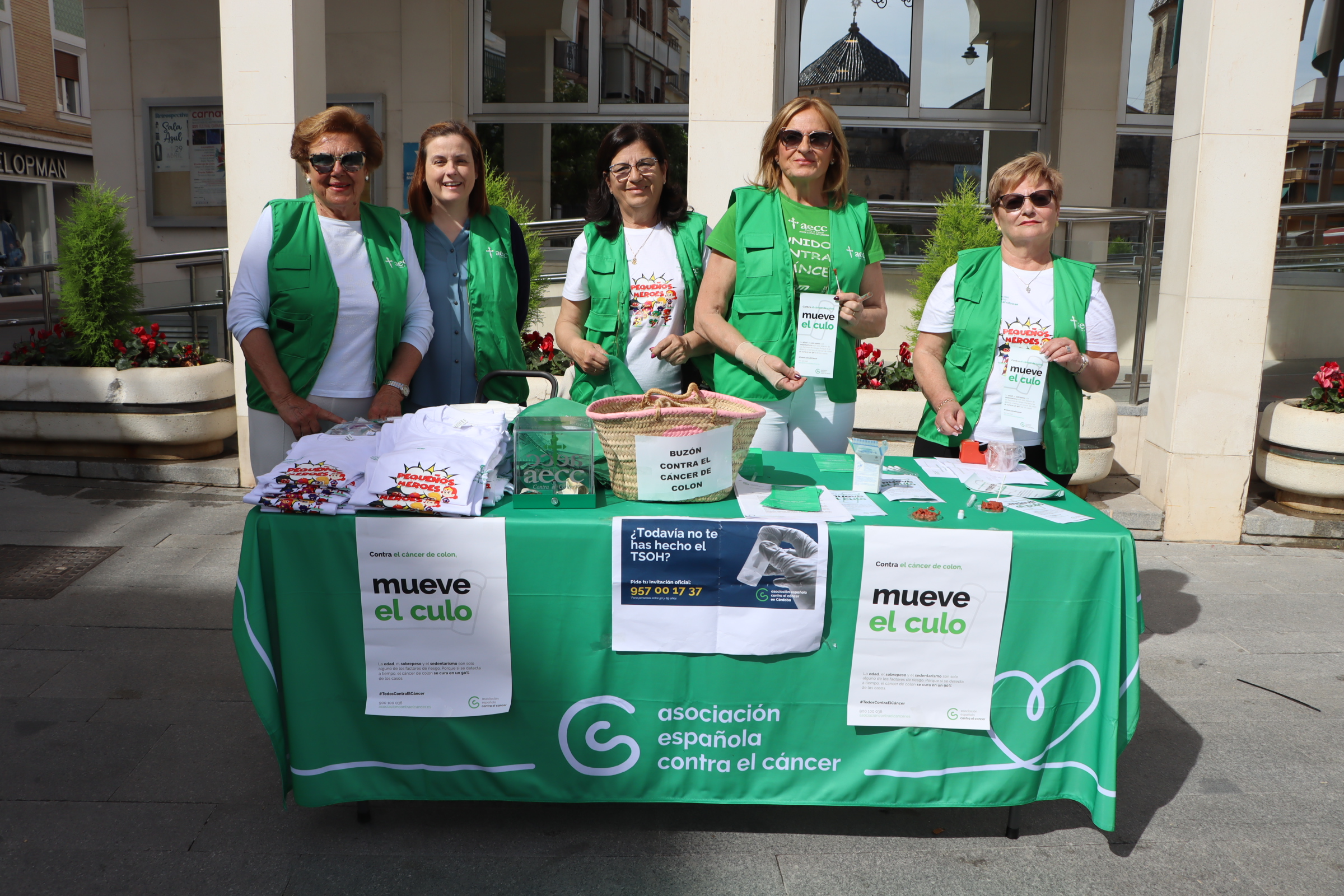 Mesa informativa sobre el Día Internacional del Cáncer de Colon, esta mañana en la Plaza Nueva