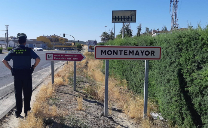  Un agente de la guardia Civil junto a la entrada a Montemayor, donde han sucedido los hechos 