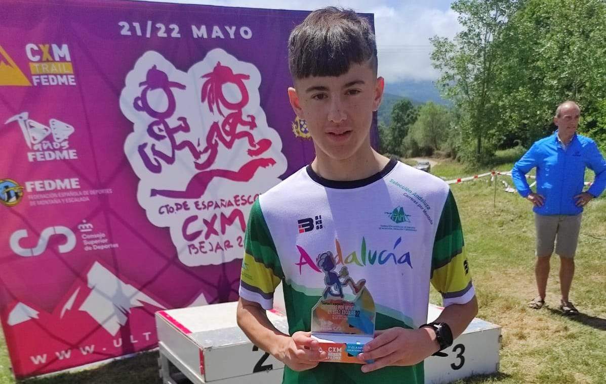  Andrés Rodríguez con el trofeo de campeón nacional 