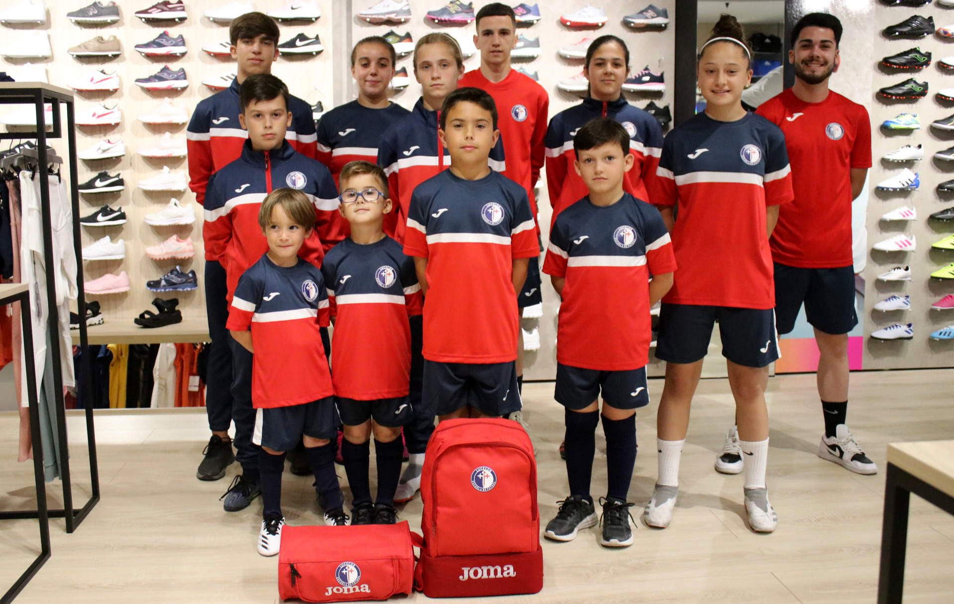  Jugadores del CD Lucecor con las equipaciones de entrenamiento de la próxima temporada 