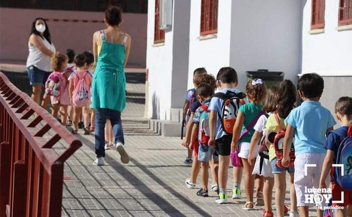  Un grupo de alumnos se dirige a las clases en el colegio El Valle. Archivo 