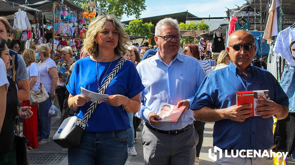  Esteban Morales, candidato número 4 del PSOE por Córdoba junto a Carmen Gallardo y Rafael Gómez durante el reparto de publicidad en el mercadillo de Lucena 