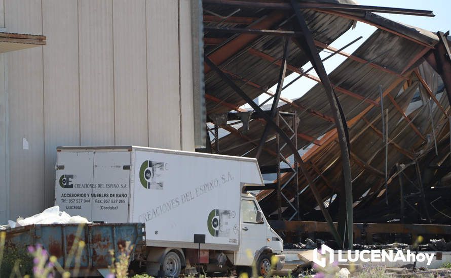 GALERÍA: El incendio en Creaciones del Espino ha arrasado unos 7.000 metros cuadrados de la planta de producción, almacén y pintura