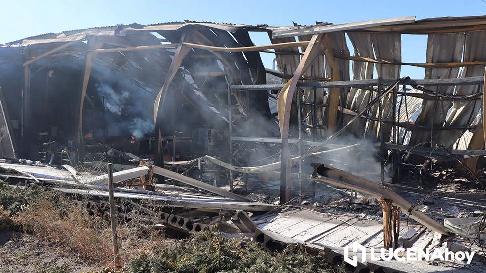 GALERÍA: El incendio en Creaciones del Espino ha arrasado unos 7.000 metros cuadrados de la planta de producción, almacén y pintura GALERÍA: El incendio en Creaciones del Espino ha arrasado unos 7.000 metros cuadrados de la planta de producción, almacén y pintura