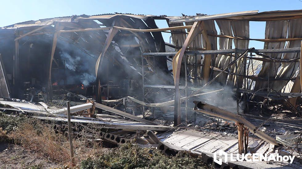 GALERÍA: El incendio en Creaciones del Espino ha arrasado unos 7.000 metros cuadrados de la planta de producción, almacén y pintura